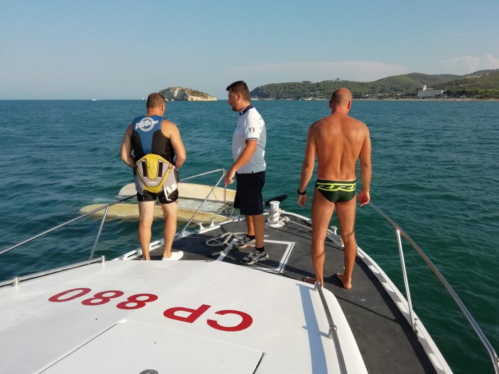 due turisti caduti in acqua a seguito del capovolgimento del loro catamarano